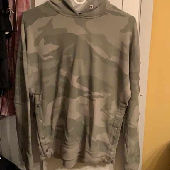 Abercrombie & Fitch Sweaters - Abercrombie & Fitch camo hoodie